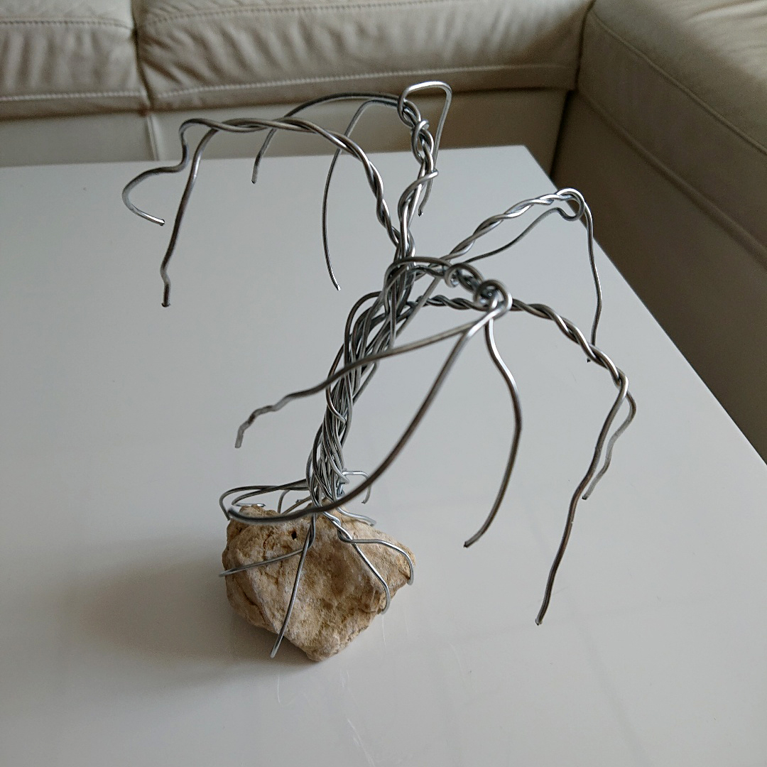 Arbres en fil de fer Les mains dans le petchi